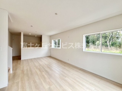 【居間・リビング】 | 沼津市大岡 33期 新築一戸建て 2号棟 | 17.7帖のリビングダイニングです