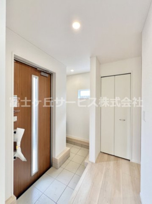 【玄関】 | 沼津市大岡 33期 新築一戸建て 2号棟 | 明るい玄関です