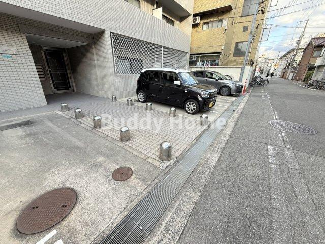 メゾンドフルールの駐車場