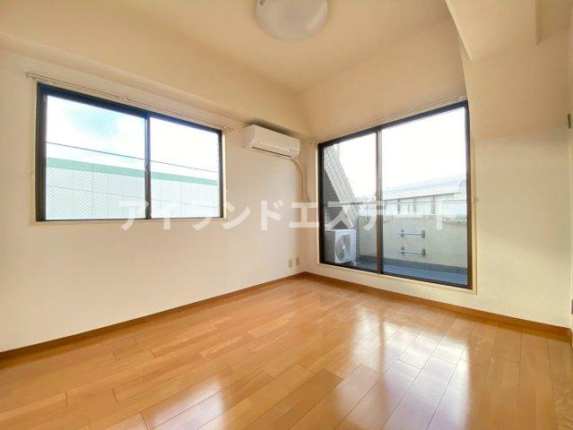 プチプルハイム都立大　駅近　オートロック　通風良好の居間・リビング