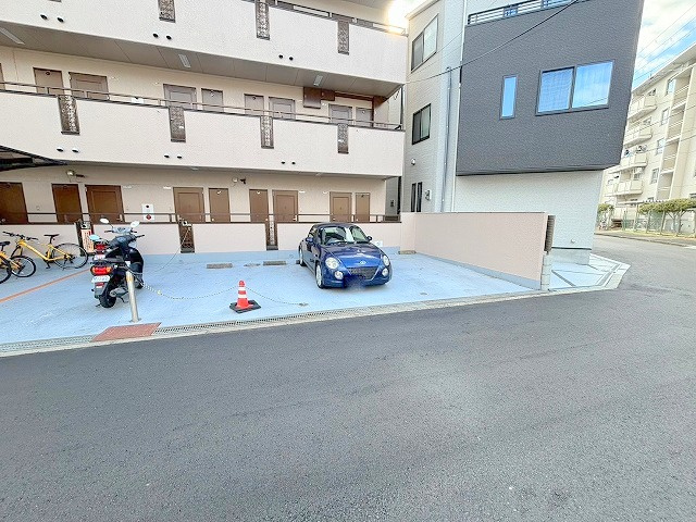 サンコーポウエノの駐車場