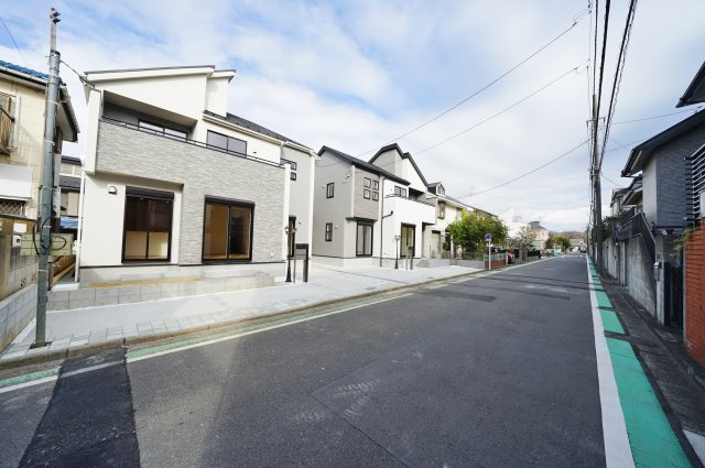 【横浜市保土ケ谷区権太坂1丁目24-7全2棟新築戸建て】★仲介手数料無料★（権太坂小学校・境木中学校）の前面道路含む現地写真