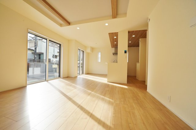 【横浜市保土ケ谷区権太坂1丁目24-7全2棟新築戸建て】★仲介手数料無料★（権太坂小学校・境木中学校）の居間・リビング
