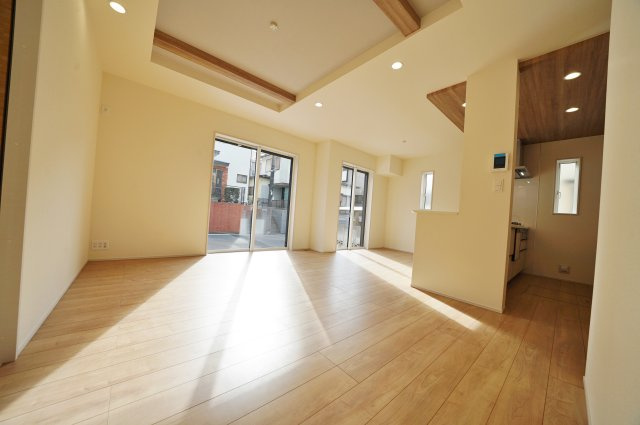 【横浜市保土ケ谷区権太坂1丁目24-7全2棟新築戸建て】★仲介手数料無料★（権太坂小学校・境木中学校）の居間・リビング