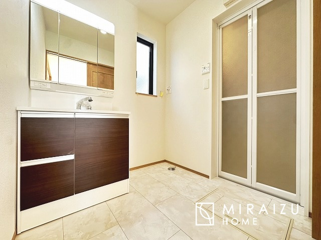 【洗面所】 | 洗濯機置き場、脱衣スペースもしっかりと確保されている洗面室。
水回りが集結した間取りなので、お料理やお洗濯物、お掃除の同時進行も可能です。