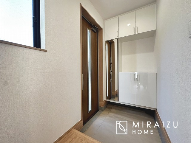 【玄関】 | 永く住むからこそシンプルで飽きのこないデザインに。ただいま、おかえりの温かな声が聞こえる玄関。