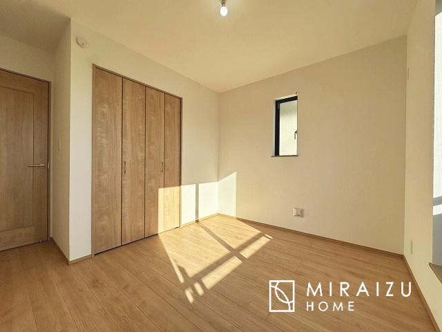 【洋室】 | プライバシー性と開放感を高める住環境。陽当たりの良い開かれたロケーションを活かし、心地よい暮らしをプランニング