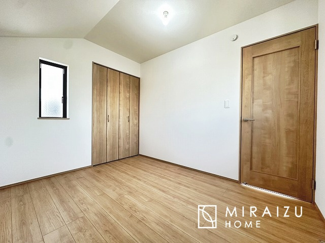 【洋室】 | 暮らしやすさを考えたプランで快適な現地ロケーションを実現。安らぎに満たされる、ゆとりのある日々を過ごせます♪