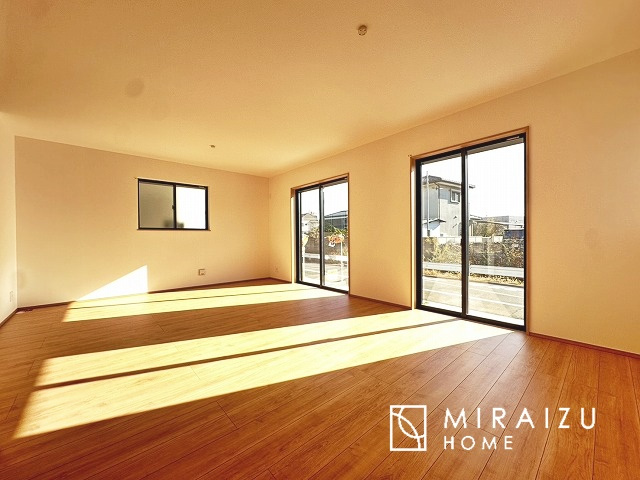 【居間・リビング】 | 食事を取るスペースもリラックスしてくつろげるスペースもお子さんが勉強するスペースも兼ね備えたリビングダイニング。