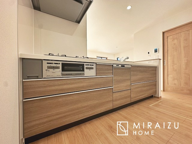 【キッチン】 | 収納に様々な工夫がされていて出しやすく片付けやすい、散らかりにくいキッチンになっています！人工大理石の天板や深型シンクなど、デザイン性と機能性を兼ね備えているので見せたいキッチンになっています。