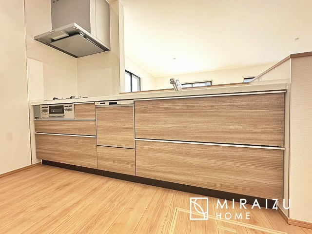 【キッチン】 | 広々としたキッチンは大きな深型シンク、3口コンロ、換気扇、大きなお鍋から小物まで取り出しやすさを考えられた引き出し収納の付いたシステムキッチンです。