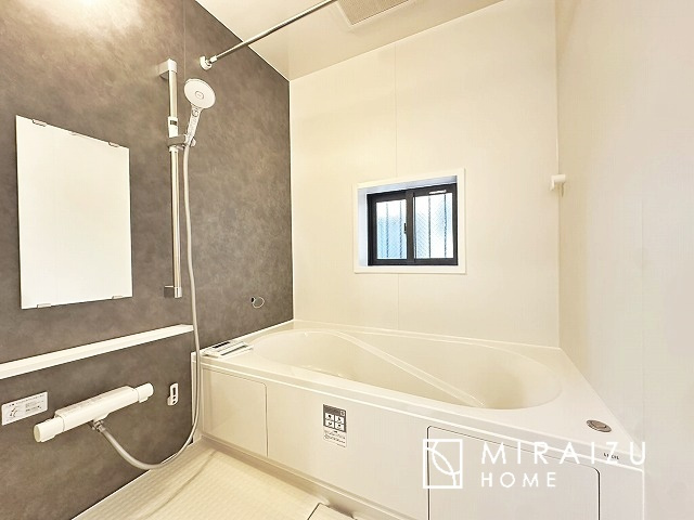 【浴室】 | お子さんとわいわいと楽しいバスタイムもよし、一人でゆったりと入るのもよし、浴室換気乾燥機付きのユニットバス。お洗濯物を干せるだけでなく、カビ防止にもなります。