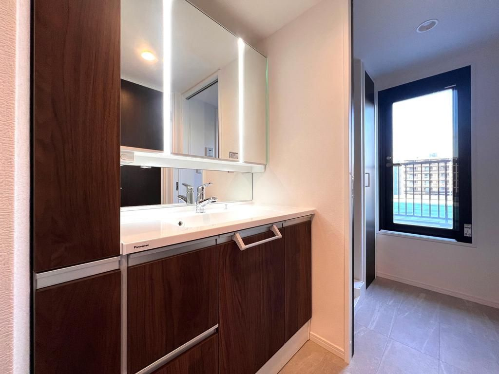 パーク・ハイム南軽井沢の独立洗面台|独立洗面台、小物を置くことができて便利です