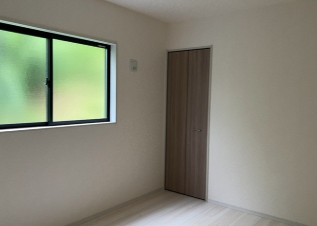 【寝室】 | 寝室でゆっくりと過ごすためにはベッド周りの適度な空間を担保することや窓の位置、照明の明るさ、寝室の広さなどを考える必要があります。自身や家族の構成とライフスタイルに併せて寝室にする部屋を選びましょう！