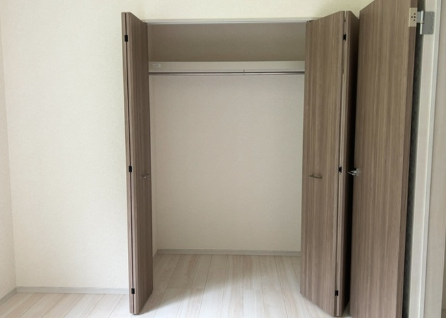 【収納】 | デザイン性を重視しすぎて収納が少なかった！なんてことにならないため、事前に現地で収納の数を確認しておくことをお勧めします。クローゼット以外にも床下収納や屋根裏収納、パントリーなどもチェックしましょう。