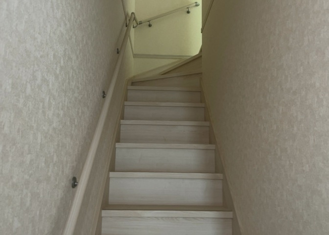 【内装】 | 建物の上下階の通路である階段は、その位置によって動線や室内の印象が大きく左右されます。手摺にも重要な役割があり、転倒の防止・歩行や動作を円滑にして日常生活を支えることを主な目的として設置されています。