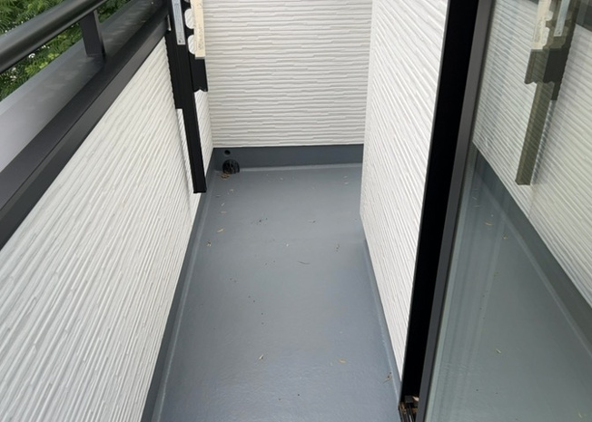 【バルコニー】 | バルコニーは、室外の専用スペースのうち、「屋根がなく開放された空間」であるものを指します。ベランダより広いタイプのものが多く、日当たりもよいため家庭菜園などを楽しみたい人にとって適した環境となります。