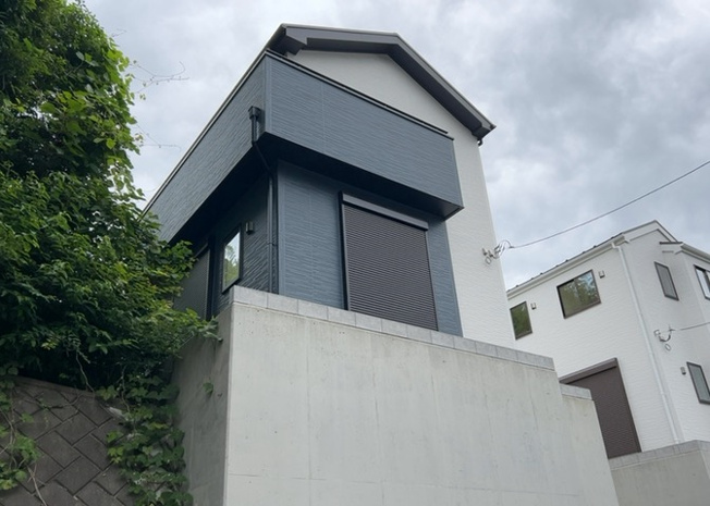 【外観】 | ついに完成致しました！現地をご見学に行く際は、道路の幅や周辺の交通量、施設などをご確認頂くことをおすすめします！物件の流れが早いため、内見をしたい方はお早めに当社営業までお問い合わせ頂きご予約下さい！