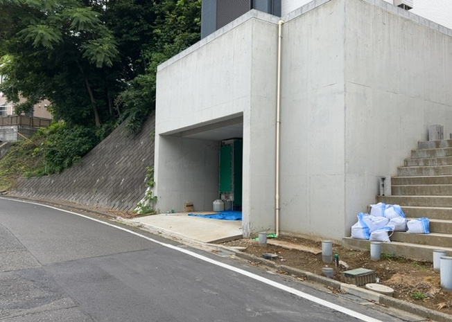 【駐車場】 | 駐車場と明記されていても、最小スペースでつくられた駐車場だと大型車は駐車できなかったり、出入りしにくくなったりする可能性があります。お車のサイズと購入したい物件の駐車場のサイズを現地で確認しましょう。