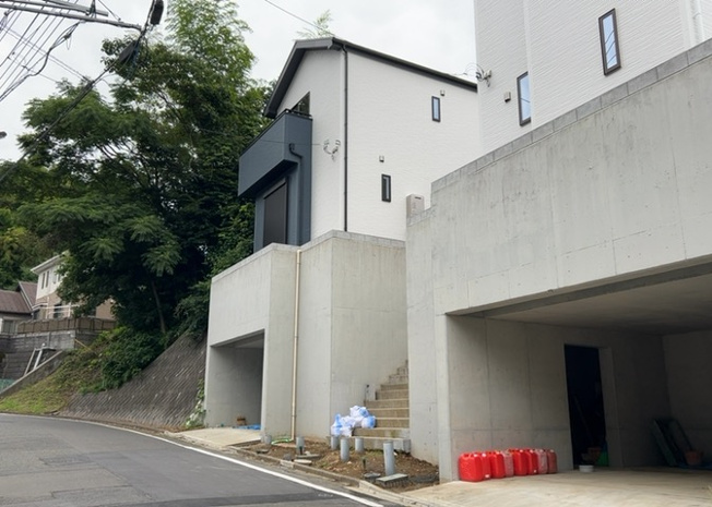 【前面道路含む現地写真】 | 住宅用の土地では前面道路に2m以上接していなければならないと法律で定められています。しかし、お持ちの車のサイズやライフスタイルなどにより、2mでは利便が悪い場合もございますので、事前に確認しましょう。