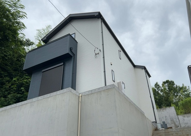 【構造・工法・仕様】 | 木造住宅とは土台、壁、柱など建築物の強度を支える構造体の材に木が使用されている構造を指します。構造体は建物の自重を支えるだけではなく風圧や水圧、積裁荷重などあらゆる衝撃に耐えるための基礎です。