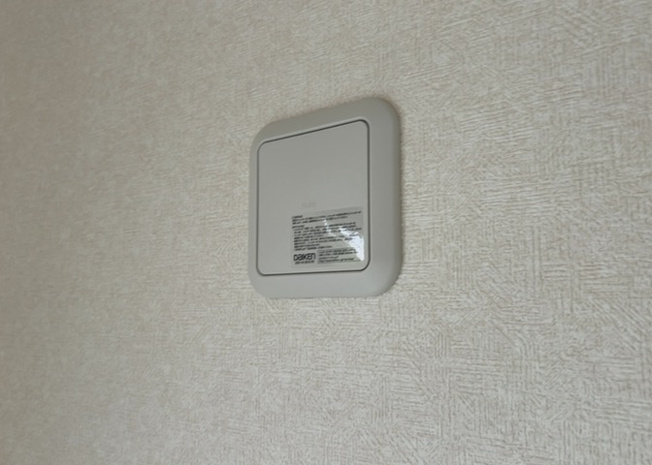 【冷暖房・空調設備】 | 1日中建物内の換気が行われるように設計された仕組みです。気密性の高い住宅は、家に籠った空気でシックハウス症候群になる可能性がありますが、24時間換気システムであれば計画的な換気で対策が可能です。