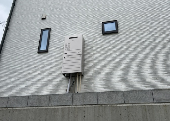 【発電・温水設備】 | 省エネ給湯器とは従来型の給湯器より熱効率が高く、少ない燃料でたくさんのお湯を沸かすことが出来る高効率な給湯器のことを指します。また、省エネ給湯器には種類があり、利便性や効果なども様々です。