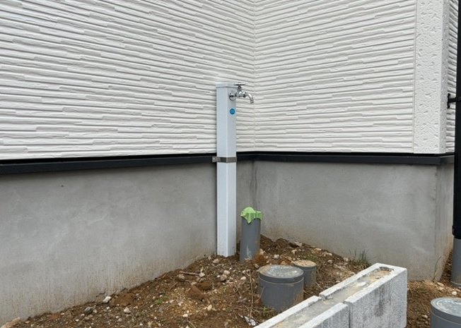 【設備】 | 敷地内には、散水栓や立水栓があります。水道水を直接利用できるため、水を運ぶ手間を省くことが出来ます。大量の水を必要とする洗車作業や清掃などに役立ちます。その他設備とあわせて、現地でご確認ください。