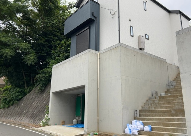 【前面道路含む現地写真】 | お持ちの車種によっては前面道路が広い方が便利でしょう。しかし、前面道路が広ければその分交通量が多くなるため、騒音などが気になる場合があります。実際に現地を見学し、周辺交通量や騒音などを確認しましょう！
