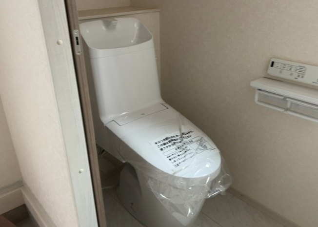 【トイレ】 | トイレは大きさや形、機能、抗菌性などが異なる多種多彩なタイプが各メーカーから出ています。それぞれに良さがあるため、事前にどういったタイプのトイレがいいのかをご家庭内で決めて、内見に行くといいでしょう。