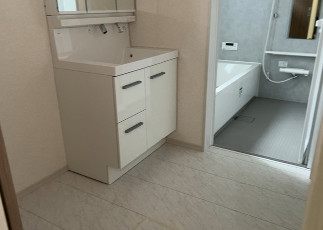 【脱衣所】 | 多くの戸建て住宅で見かける洗面脱衣所は、洗面台と洗濯機が2畳ほどのスペースに並べられていて、洗面所が脱衣所を兼ね備えている間取りが一般的です。お客様が利用することもある、パブリックな空間でもあります。