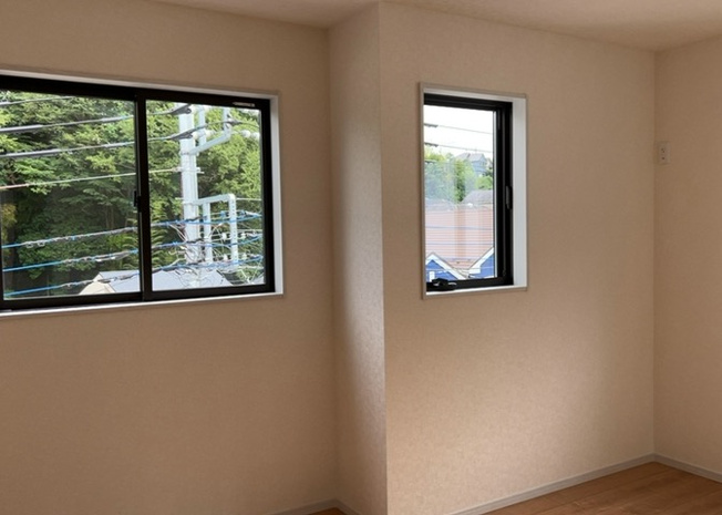 【寝室】 | 寝室でゆっくりと過ごすためにはベッド周りの適度な空間を担保することや窓の位置、照明の明るさ、寝室の広さなどを考える必要があります。自身や家族の構成とライフスタイルに併せて寝室にする部屋を選びましょう！