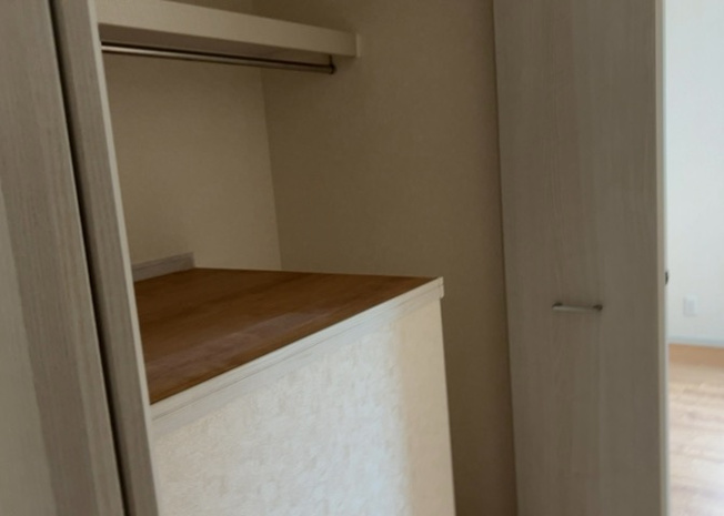 【収納】 | デザイン性を重視しすぎて収納が少なかった！なんてことにならないため、事前に現地で収納の数を確認しておくことをお勧めします。クローゼット以外にも床下収納や屋根裏収納、パントリーなどもチェックしましょう。