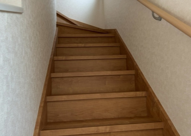 【内装】 | 建物の上下階の通路である階段は、その位置によって動線や室内の印象が大きく左右されます。手摺にも重要な役割があり、転倒の防止・歩行や動作を円滑にして日常生活を支えることを主な目的として設置されています。
