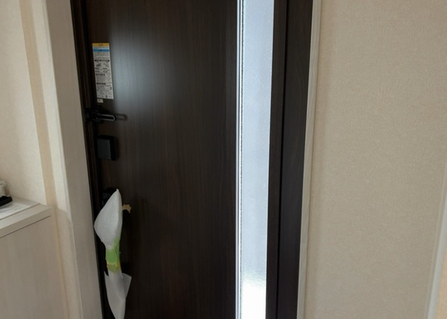 【玄関】 | 玄関は家の顔でもあり、家族以外の目にも止まる場所です。玄関は外との間を仕切る扉、靴などをしまっておく収納スペース、靴脱ぎのたたきスペース、来客とのやり取りをするドアホンなど複数のアイテムからなります。