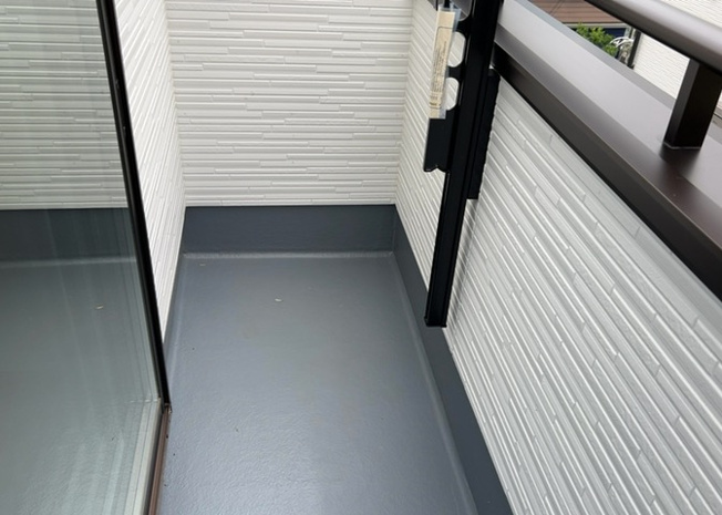 【バルコニー】 | バルコニーは、室外の専用スペースのうち、「屋根がなく開放された空間」であるものを指します。ベランダより広いタイプのものが多く、日当たりもよいため家庭菜園などを楽しみたい人にとって適した環境となります。