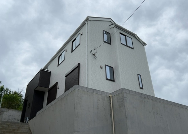【外観】 | ついに完成致しました！現地をご見学に行く際は、道路の幅や周辺の交通量、施設などをご確認頂くことをおすすめします！物件の流れが早いため、内見をしたい方はお早めに当社営業までお問い合わせ頂きご予約下さい！