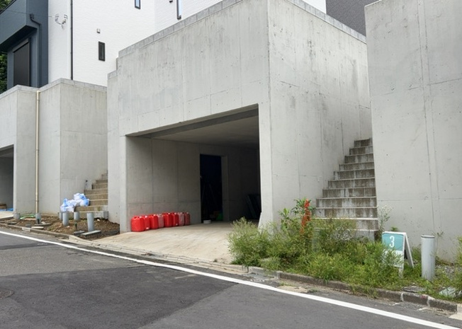 【駐車場】 | 駐車場と明記されていても、最小スペースでつくられた駐車場だと大型車は駐車できなかったり、出入りしにくくなったりする可能性があります。お車のサイズと購入したい物件の駐車場のサイズを現地で確認しましょう。