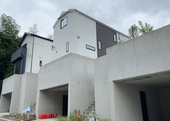【前面道路含む現地写真】 | 住宅用の土地では前面道路に2m以上接していなければならないと法律で定められています。しかし、お持ちの車のサイズやライフスタイルなどにより、2mでは利便が悪い場合もございますので、事前に確認しましょう。