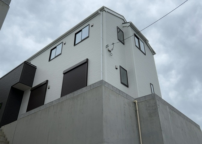 【構造・工法・仕様】 | 木造住宅とは土台、壁、柱など建築物の強度を支える構造体の材に木が使用されている構造を指します。構造体は建物の自重を支えるだけではなく風圧や水圧、積裁荷重などあらゆる衝撃に耐えるための基礎です。