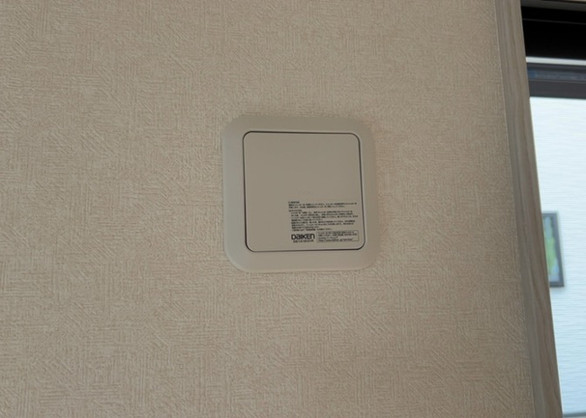 【冷暖房・空調設備】 | 1日中建物内の換気が行われるように設計された仕組みです。気密性の高い住宅は、家に籠った空気でシックハウス症候群になる可能性がありますが、24時間換気システムであれば計画的な換気で対策が可能です。