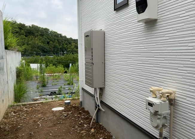【発電・温水設備】 | 省エネ給湯器とは従来型の給湯器より熱効率が高く、少ない燃料でたくさんのお湯を沸かすことが出来る高効率な給湯器のことを指します。また、省エネ給湯器には種類があり、利便性や効果なども様々です。