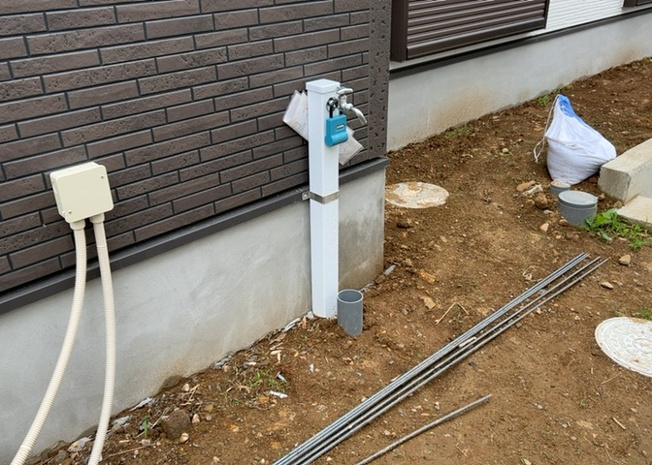【設備】 | 敷地内には、散水栓や立水栓があります。水道水を直接利用できるため、水を運ぶ手間を省くことが出来ます。大量の水を必要とする洗車作業や清掃などに役立ちます。その他設備とあわせて、現地でご確認ください。