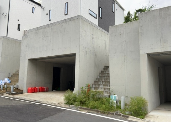 【前面道路含む現地写真】 | お持ちの車種によっては前面道路が広い方が便利でしょう。しかし、前面道路が広ければその分交通量が多くなるため、騒音などが気になる場合があります。実際に現地を見学し、周辺交通量や騒音などを確認しましょう！