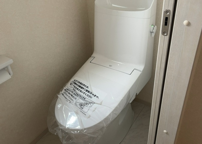 【トイレ】 | トイレは大きさや形、機能、抗菌性などが異なる多種多彩なタイプが各メーカーから出ています。それぞれに良さがあるため、事前にどういったタイプのトイレがいいのかをご家庭内で決めて、内見に行くといいでしょう。