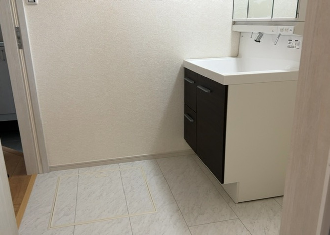 【脱衣所】 | 多くの戸建て住宅で見かける洗面脱衣所は、洗面台と洗濯機が2畳ほどのスペースに並べられていて、洗面所が脱衣所を兼ね備えている間取りが一般的です。お客様が利用することもある、パブリックな空間でもあります。
