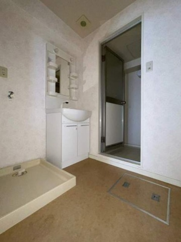 三谷ビルの洗面所|明るい洗面所です