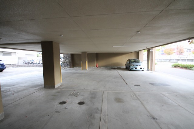 ＦＪ日進通の駐車場