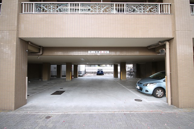 ＦＪ日進通の駐車場