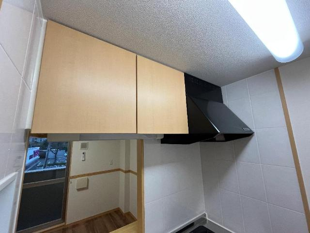 ラビエールＡのキッチン|吊戸棚